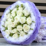 白玫瑰:多头白百合6枝，适量情人草点缀 紫色手柔纸圆形花束包装，外围紫色网纱，粉色丝带束扎。