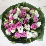 紫玫瑰:各色玫瑰，百合花，绿叶组成桌花一个，直径60-80公分圆形桌花