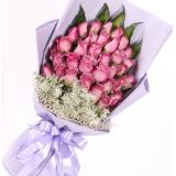 紫玫瑰:多头粉色香水百合1枝，粉色，红色康乃馨共30枝，绿叶间插，卷边纸外围，粉色纱蝴蝶结束扎。高档圆形花束。