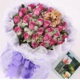 紫色玫瑰:粉色玫瑰12枝、白色多头香水百合2支、绿叶丰满，采用小花篮包装，彩色蝴蝶结装饰。
