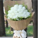 白玫瑰:香水百合10朵，单朵包装，米兰间插，单面插花花束，手揉纸包装