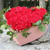 红玫瑰:11支蓝色玫瑰加配花，配叶，浅紫色纱网圆形包装，紫色丝带束扎