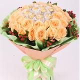香槟玫瑰:粉玫瑰11枝，白百合1枝，公仔1对，羽毛点缀；粉色、白色系棉纸包装，扇形花束。